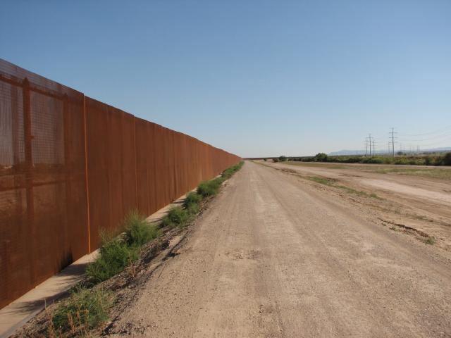 Border_fence_below_El_Paso
